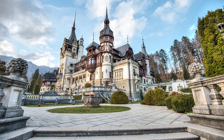 Castelul Peleș din Sinaia, cu munții în fundal